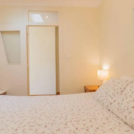 Cozy Two Bedroom In Santa Marinha Lisbon