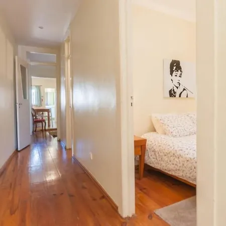 Cozy Two Bedroom In Santa Marinha